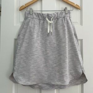 NWOT lululemon size 8 gray/white stripe skirt